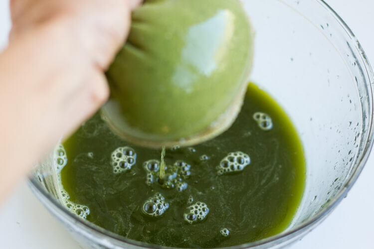 Detox Green Juice ~ www.savorylotus.com