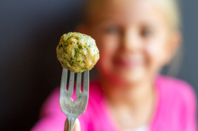 Easy Broccoli Chicken Meatballs (gluten free, paleo) ~~ www.savorylotus.com
