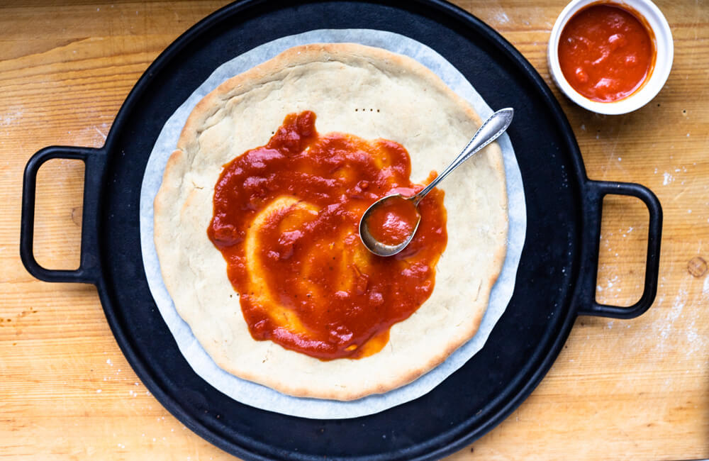 red sauce on pizza crust