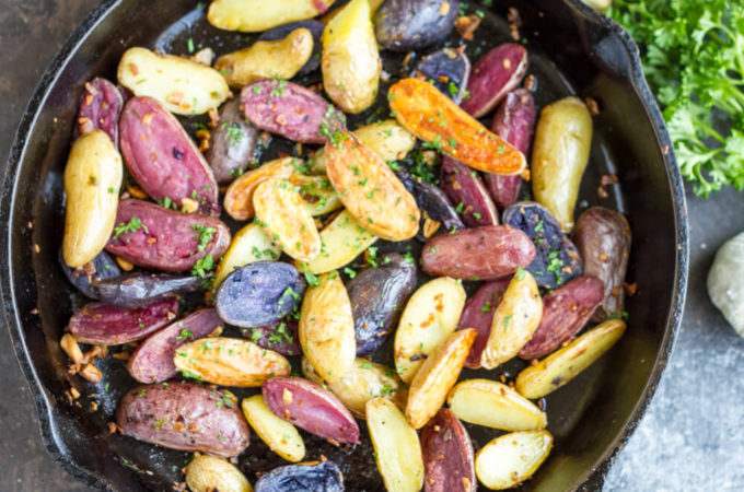 Garlic Roasted Potatoes (gluten free, Whole30) | www.savorylotus.com