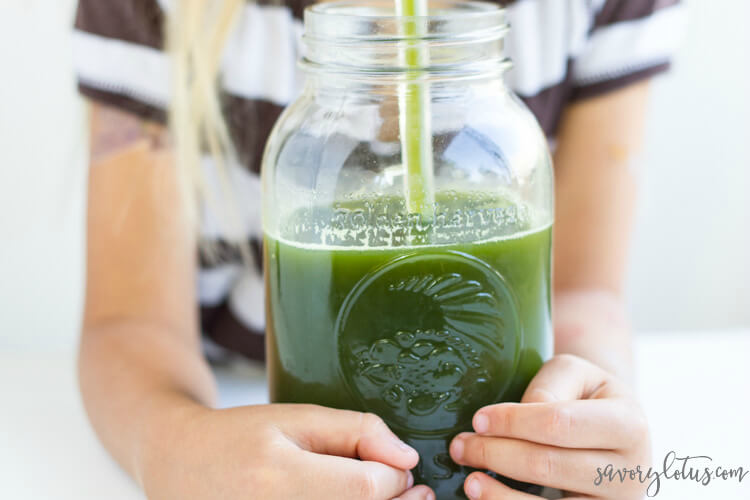 Detox Green Juice | www.savorylotus.com