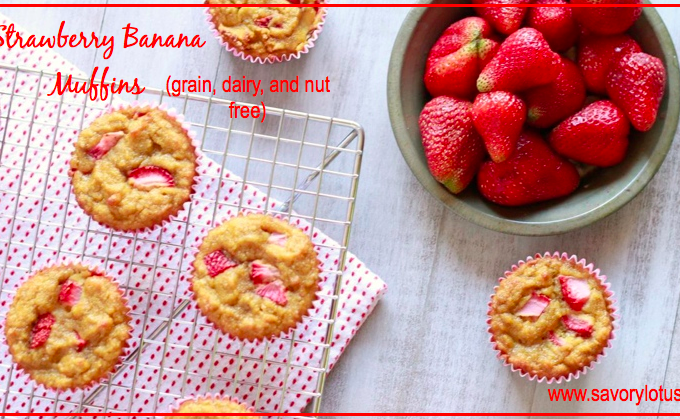 Strawberry Banana Muffins (grain, dairy, and nut free) || savorylotus.com.